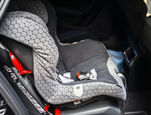 Theo quy định, trẻ em bắt buộc phải ngồi ghế riêng, lắp thêm trên ô tô.