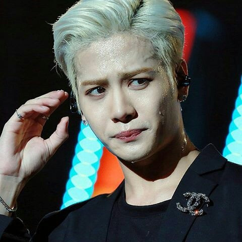 Jackson (GOT7) chắc đang khó chịu lắm vì mồ hôi tuôn như mưa, nhưng vẫn cứ đẹp trai như thường.