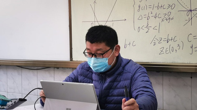 Ở một số trường, số ít giáo viên phải đảm đương việc giảng dạy cho hàng nghìn học sinh của trường do nhiều thầy cô mắc kẹt ở quê nhà. Ảnh: Sixth Tone.