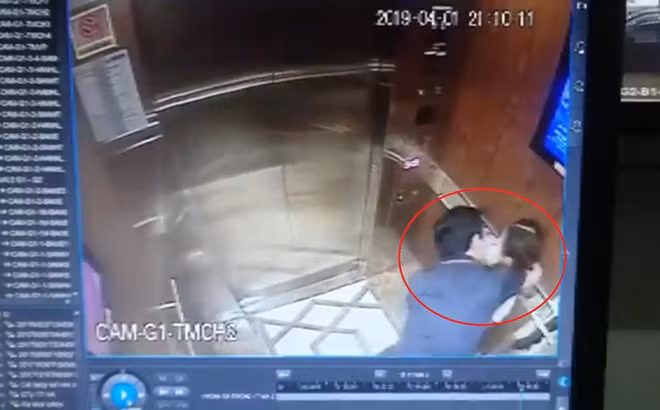 Hình ảnh trên camera thang máy ghi lại cho thấy Nguyễn Hữu Linh có hành vi cố tình ôm hôn bé gái.