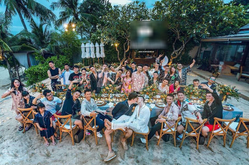 Hôn lễ diễn ra trước sự chứng kiến và chúc phúc của người thân, bạn bè.