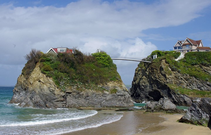 Thứ duy nhất kết nối những người hàng xóm là cây cầu.