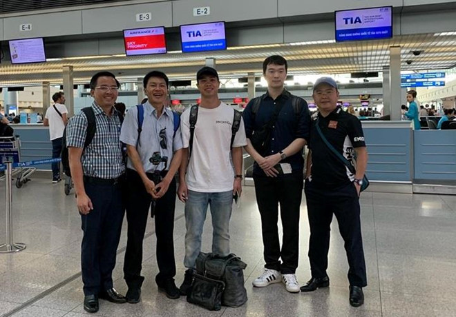 Công Phượng trước khi làm thủ tục xuất cảnh đến Bỉ.