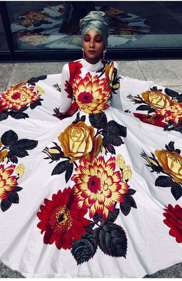 Đường nét trên gương mặt khiến nhiều người lầm tưởng Sơn Tùng đang diện trang phục nữ, nhuộm da nâu!