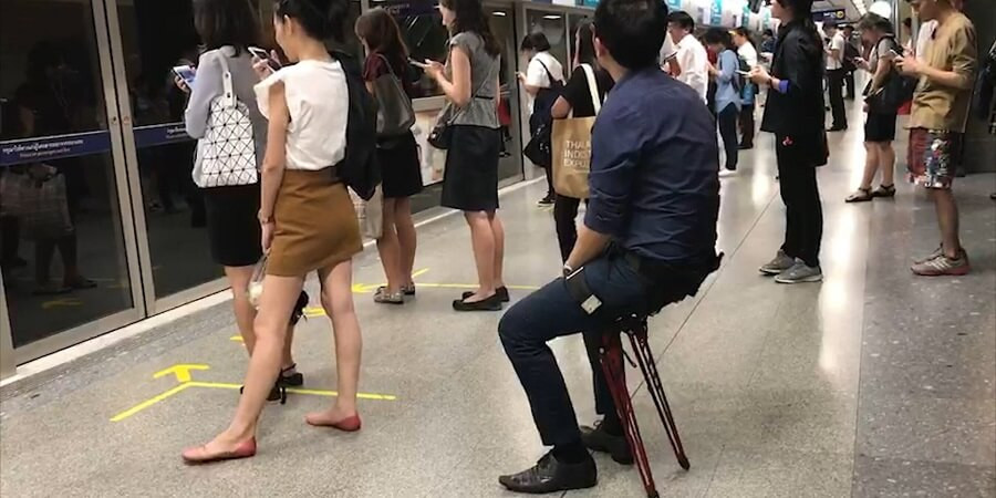 Dù là ngồi đợi xe…