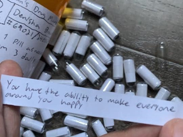 Một trong những viên thuốc của anh Riley.