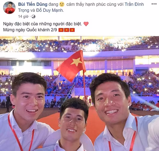 Trung vệ Bùi Tiến Dũng chia sẻ bức hình của 3 trung vệ Olympic Việt Nam kèm dòng trạng thái: "Ngày đặc biệt của những người đặc biệt".