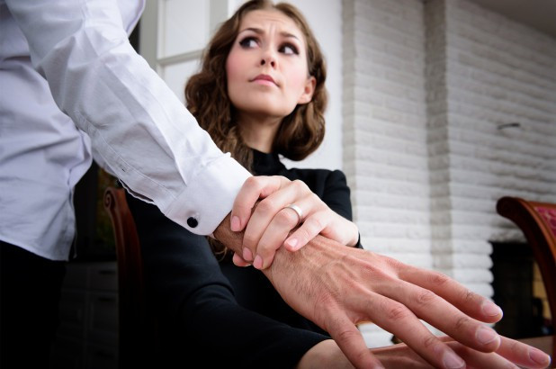 Dấu hiệu nhận biết bạn có đang bị quấy rối tình dục ở nơi làm việc hay không ảnh 1