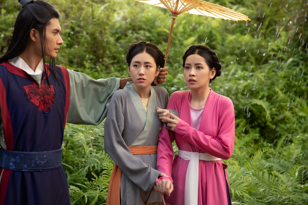 Tình cảm chàng thị vệ dành cho Cám là một tình tiết bất ngờ trong MV lần này của Chi Pu.