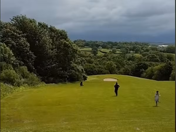 Đi đánh gôn nhung lại phải chạy theo xe đựng đồ.