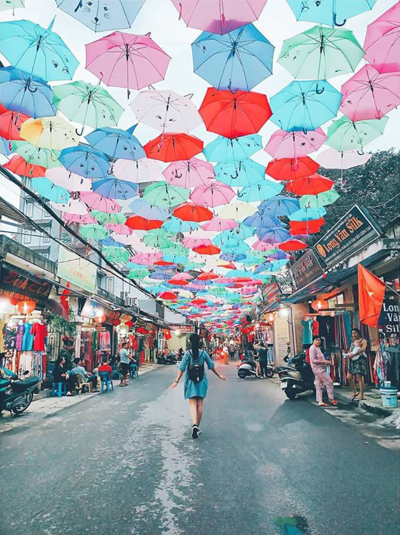 Con đường ô trở thành không gian siêu ảo diệu để các bạn trẻ check-in.