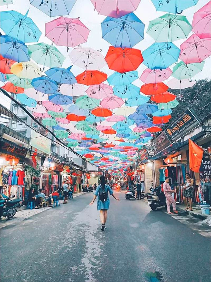 Con đường ô trở thành không gian siêu ảo diệu để các bạn trẻ check-in.