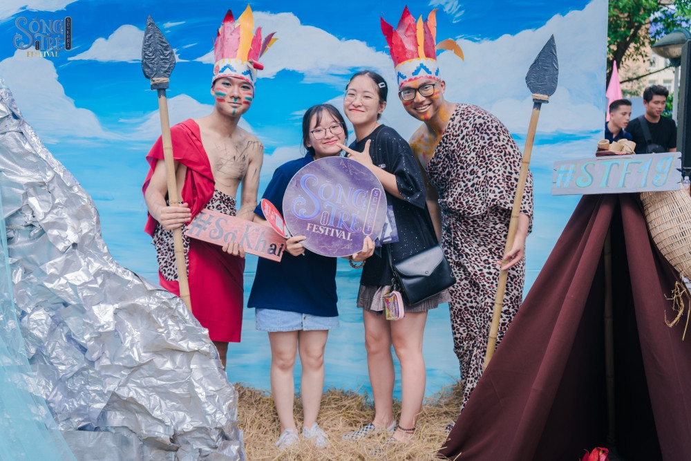 Các bạn tân sinh viên K39 vô cùng hào hứng tìm hiểu lịch sử văn hoá dân tộc thưở “Sơ khai”.