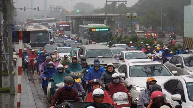 Hà Nội đang xây dựng lộ trình cấm xe máy hoạt động theo giờ trên 6 tuyến phố. Ảnh: Nguyễn Dương.