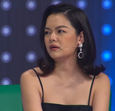 Hình ảnh trang tin này đăng tải và cho rằng Phạm Quỳnh Anh tỏ vẻ mệt mỏi với đôi mắt thâm quầng.