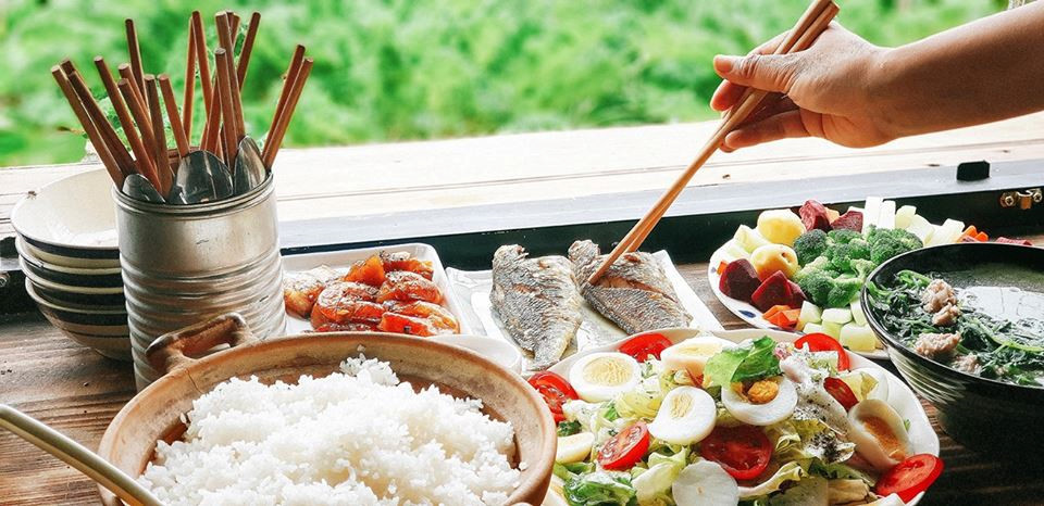 Trong khi đó, tạp hóa Lem lại mang tông màu xanh biển mát mắt, bán những món đồ dùng lặt vặt, độc đáo. Nếu thấm mệt và đói bụng, hãy &quot;sà&quot; ngay vào quán cơm Chờ Miêu và thưởng thức ẩm thực Việt nhé. (Ảnh: Chờ Miêu)