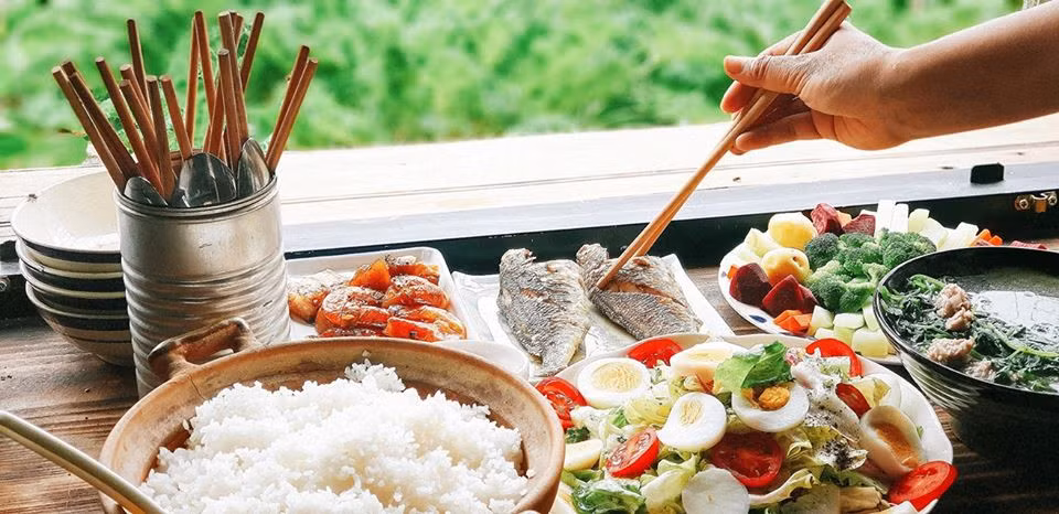 Trong khi đó, tạp hóa Lem lại mang tông màu xanh biển mát mắt, bán những món đồ dùng lặt vặt, độc đáo. Nếu thấm mệt và đói bụng, hãy "sà" ngay vào quán cơm Chờ Miêu và thưởng thức ẩm thực Việt nhé. (Ảnh: Chờ Miêu)
