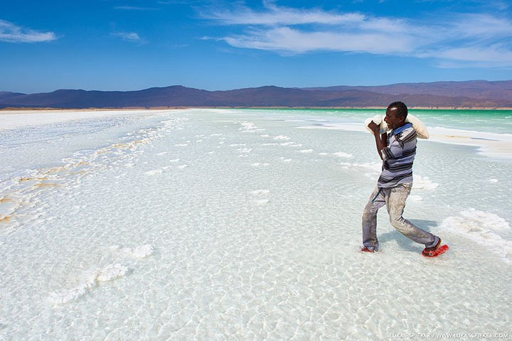 Ngày nay, việc thu hoạch muối thủ công và hiện đại vẫn diễn ra song song. Lạc đà vẫn được dùng làm phương tiện vận chuyển muối. Ảnh Lukas Spieker