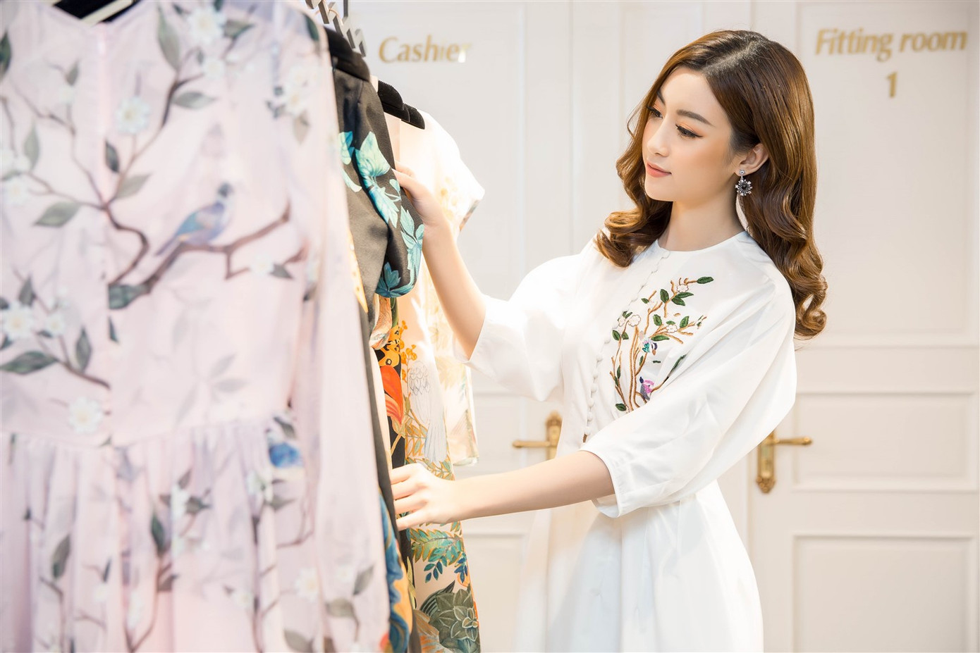 Chỉ đi thử đồ thôi mà, Hoa hậu Mỹ Linh có cần xinh đẹp xuất sắc đến vậy không? ảnh 1 Chỉ đi thử đồ thôi mà, Hoa hậu Mỹ Linh có cần xinh đẹp xuất sắc đến vậy không? ảnh 1