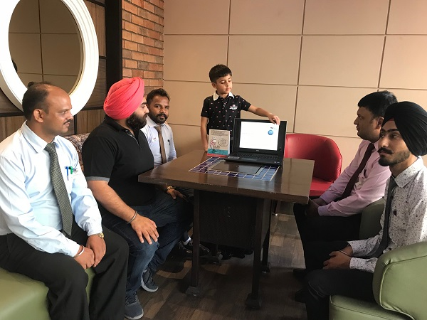 Aayaan đang trình bày về tác hại của nhựa đối với môi trường cho các nhân viên ở nhà hàng.