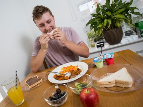 Ryan đang phải “tập ăn” những món mà chúng ta thấy là rất bình thường, thậm chí là ngon.