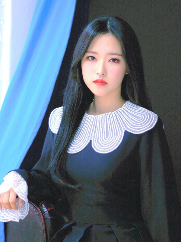 Có ai tin cô gái này chỉ mới 16 tuổi, và vừa debut cùng nhóm Loona không? Thực sự là nhìn Olivie Hye già dặn hơn tuổi của mình khá nhiều. Có đứng cạnh nhiều tiền bối hơn cả tuổi đời lẫn tuổi nghề, nhìn Olivia cũng không mấy chênh lệch. I