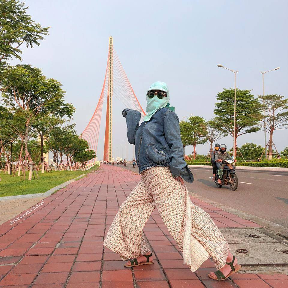 Người đi đường chắc hẳn hiếu kỳ lắm!