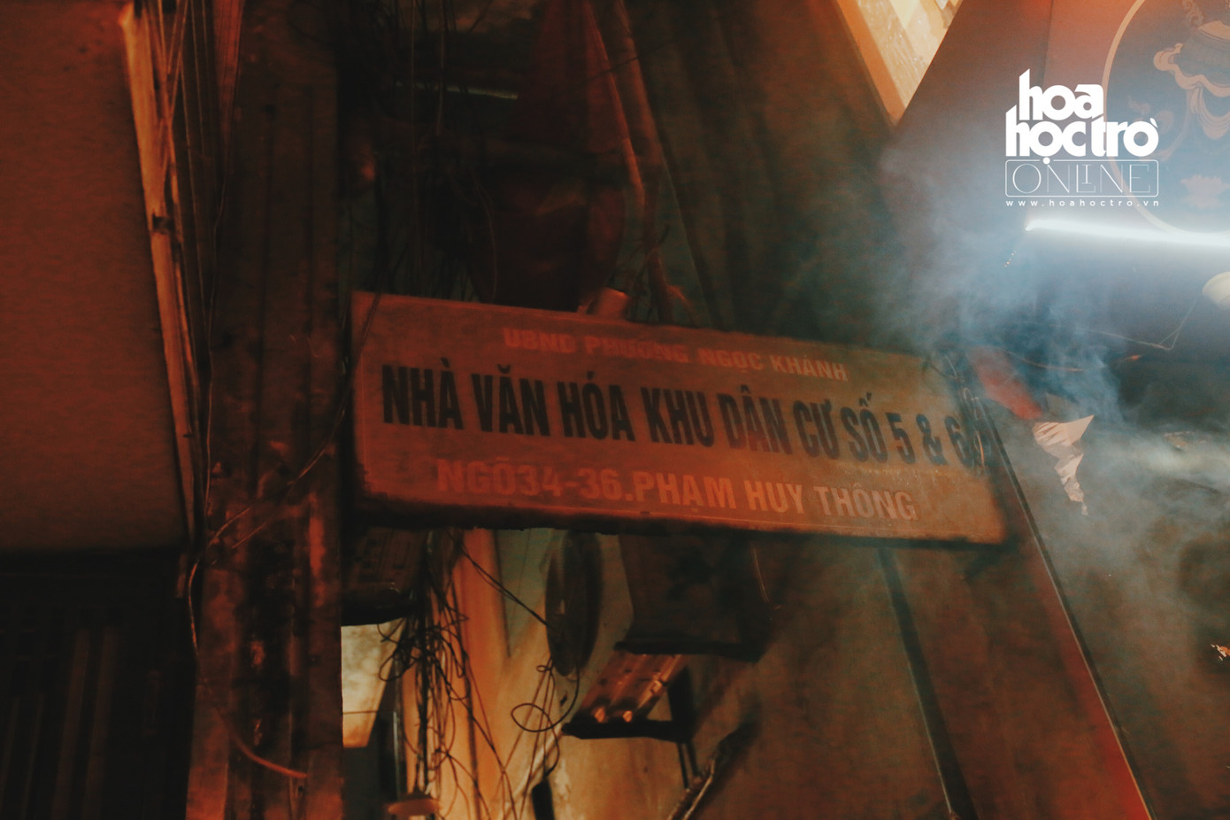 Những người dân như chú Khương và cô Chi phải ở tạm nhà văn hóa phường Ngọc Khánh trong mấy ngày vừa qua.