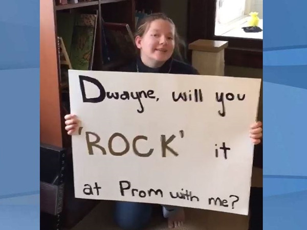 Katie đã viết lời mời ra một tấm bảng và đăng lên mạng.