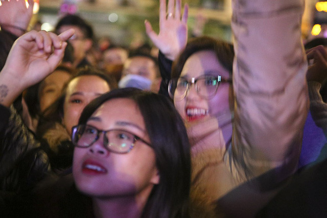 Các bạn trẻ không ngại ngần biểu lộ cảm xúc và hát theo những bài hát rộn rã.