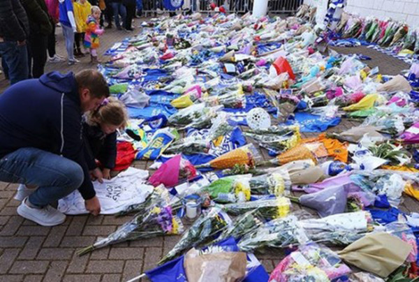 CĐV Leicester City đặt hoa và vật phẩm bên ngoài sân King Power sau khi tai nạn xảy ra.