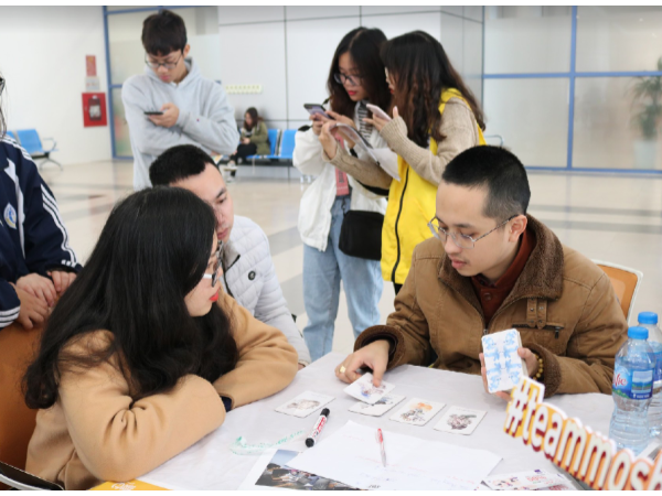 Hoạt động bói bài Tarot để dự đoán một năm mới 2019 nhiều mong đợi.