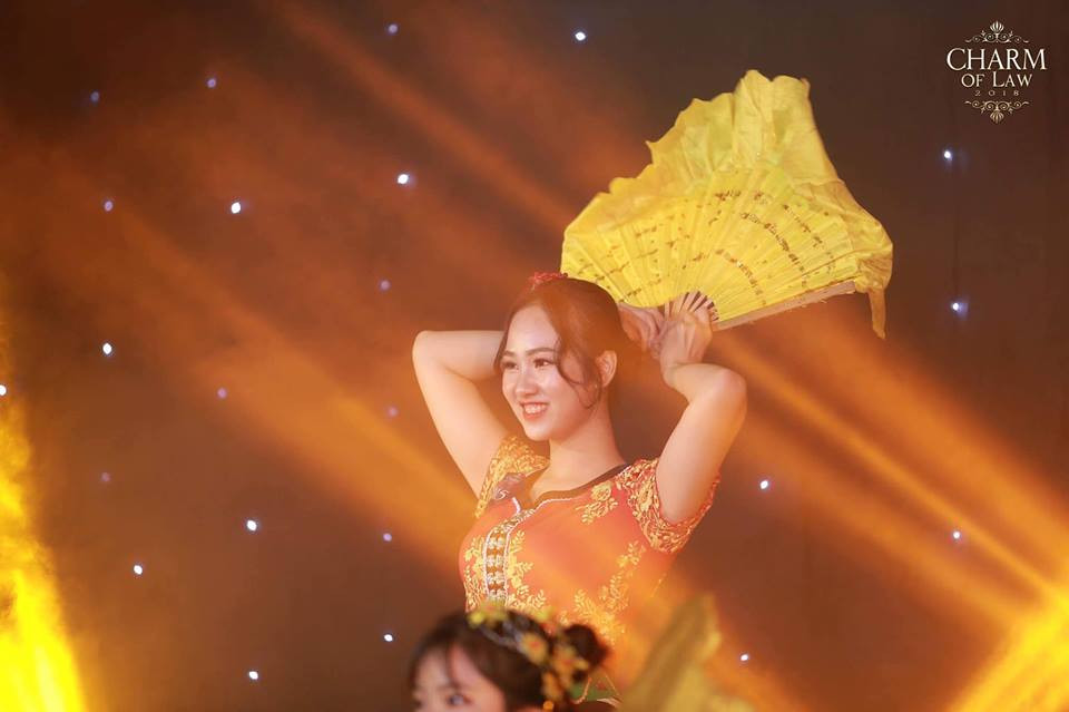 Tiết mục Múa quạt “Lai Châu quê em” của thí sinh Tống Mỹ Linh.