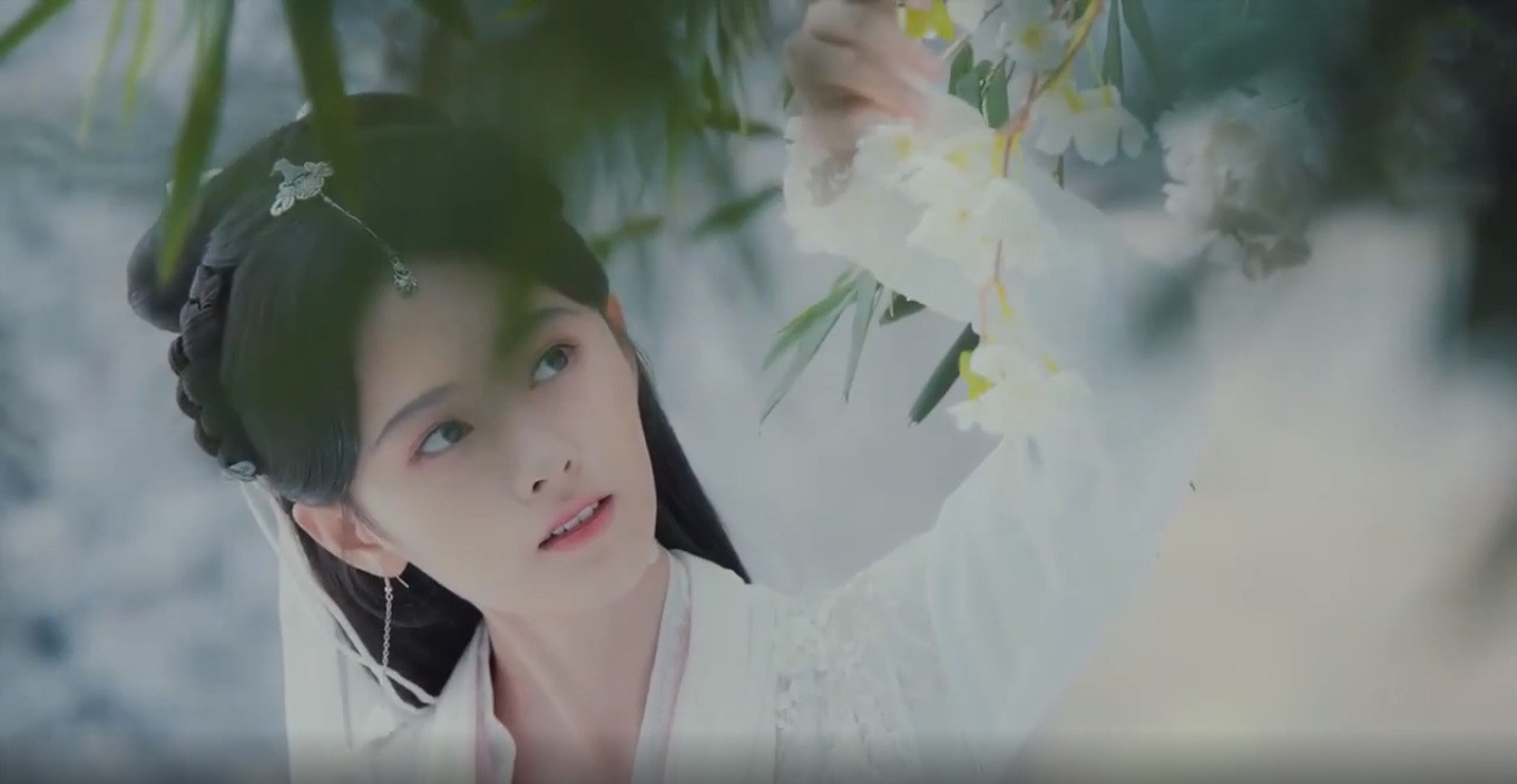 Hoa và Bạch Tố Trinh, ai xinh đẹp hơn?