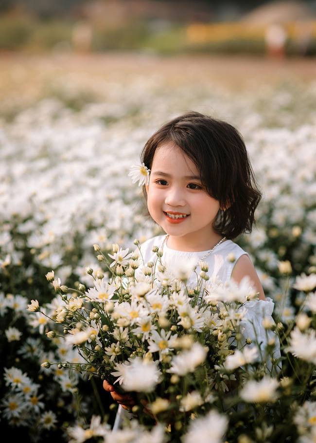 Nụ cười rạng ngời ấy đã đủ để tỏa sáng hơn bất cứ loài hoa nào chưa! Nụ cười rạng ngời ấy đã đủ để tỏa sáng hơn bất cứ loài hoa nào chưa!