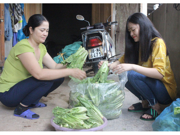Tranh thủ dịp này, Uyên thường phụ mẹ chuẩn bị hàng để đi chợ bán. Tranh thủ dịp này, Uyên thường phụ mẹ chuẩn bị hàng để đi chợ bán.