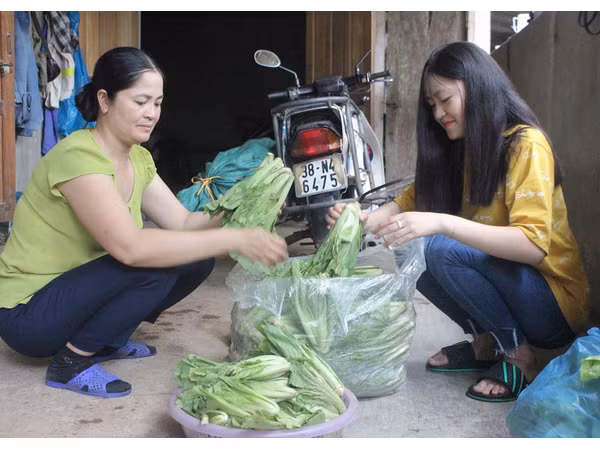Tranh thủ dịp này, Uyên thường phụ mẹ chuẩn bị hàng để đi chợ bán.