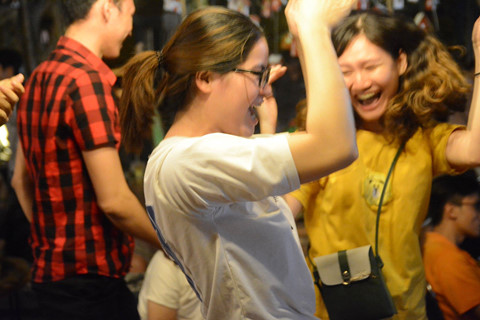 Cú sút cuối cùng của Bùi Tiến Dũng khiến cổ động viên nữ này sung sướng ngất ngây.