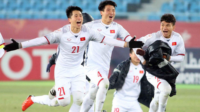 Ngay cả khi ăn mừng cũng không quên cho áo vào quần nghiêm túc.