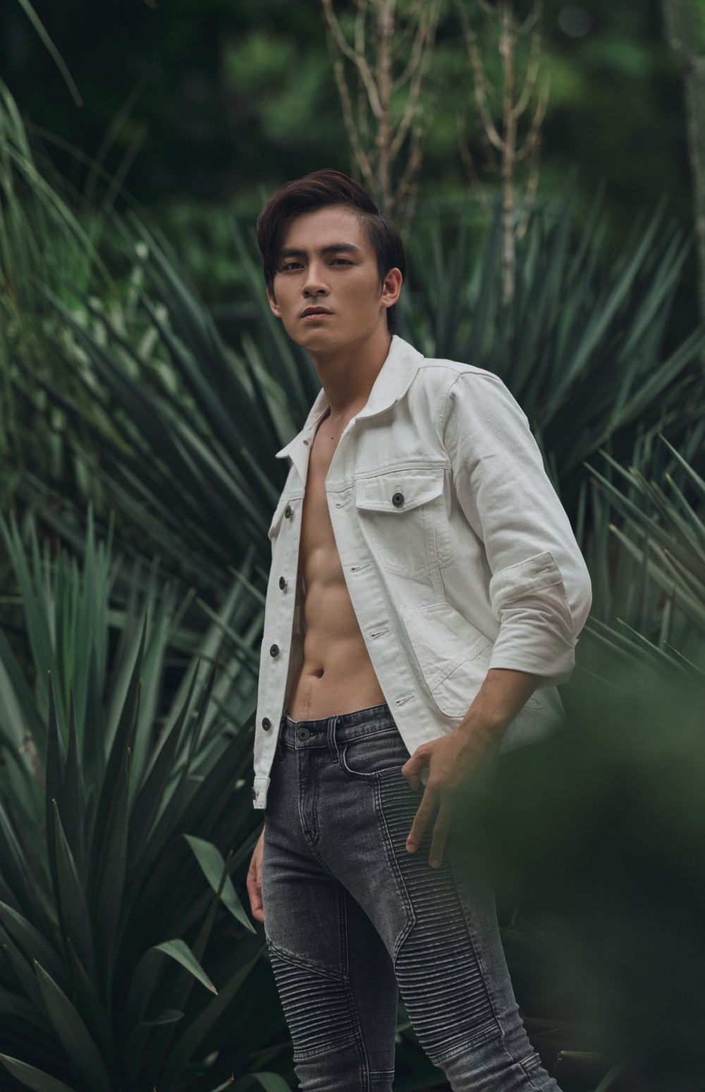 Là diễn viên chuyên nghiệp nên thể hiện bằng ánh mắt để truyền tải tinh thần của Bộ sưu tập không hề làm khó Lãnh Thanh.