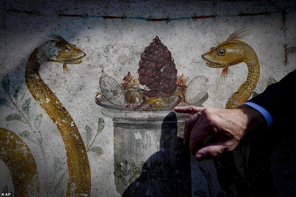 Trong bức bích họa này có hình ảnh của những trái trứng - một biểu tượng của sự sinh sôi nảy nở.