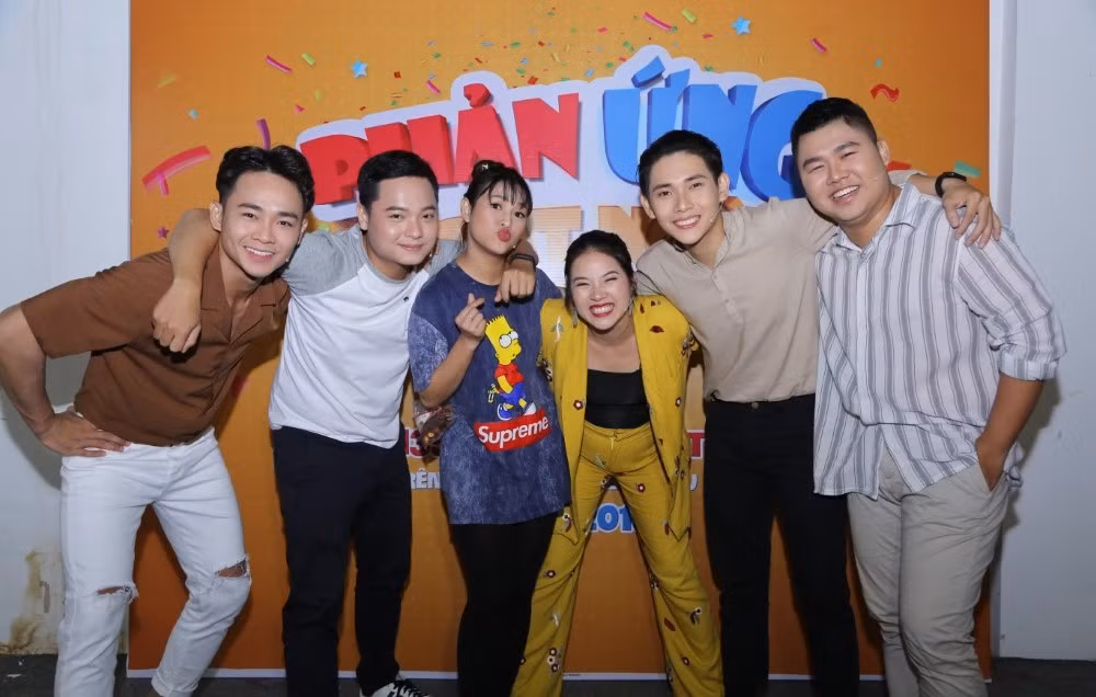 Ngoài hai MC của chương trình, Phản Ứng Bất Ngờ có có sự xuất hiện của các người chơi – là những nghệ sĩ được đông đảo khán giả yêu thích như: Huỳnh Lập, Nam Thư, Jun Vũ, Kay Trần, “Chị Ca nô” Lê Nhân, Will, Duy Khánh, Tronie…