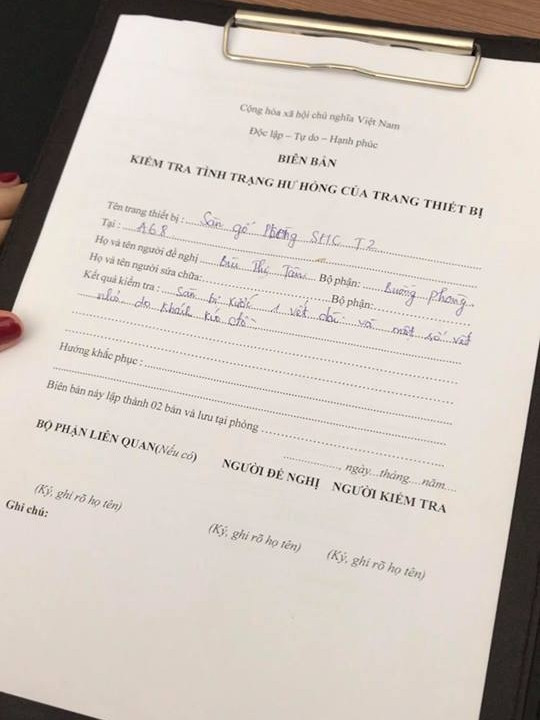Biên bản khi X. Villa kiểm tra phòng và yêu cầu nhóm của H.T bồi thường cho vết xước.