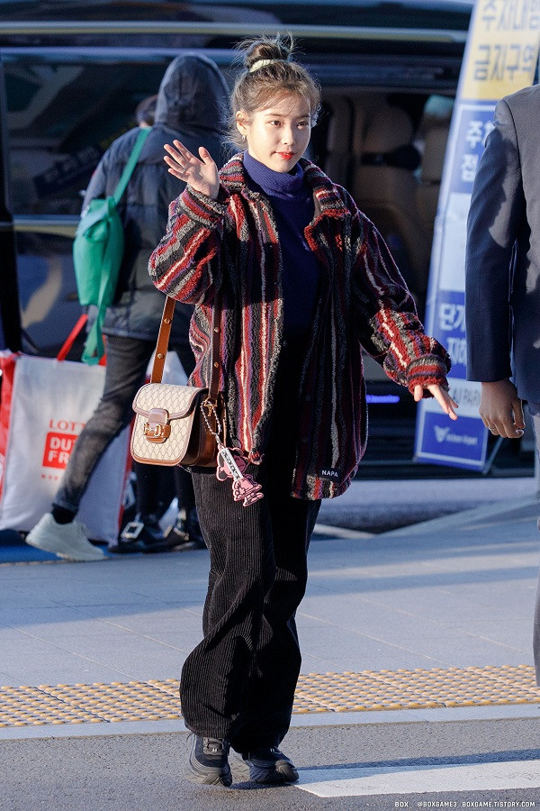 Với áo cổ cao, quần nhung ống rộng và áo khoác, IU hoàn thiện set đồ vừa ấm, vừa tiện lợi cho thời trang sân bay.