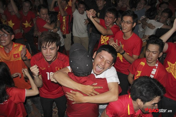 Fan khóc như mưa, hôn nhau đắm đuối vì chiến thắng thần kỳ của U23 Việt Nam ảnh 1