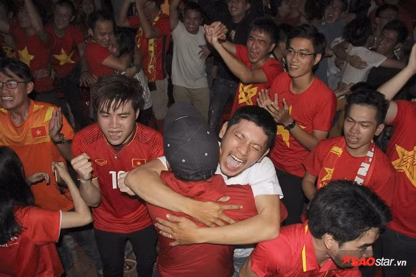 Fan khóc như mưa, hôn nhau đắm đuối vì chiến thắng thần kỳ của U23 Việt Nam ảnh 1