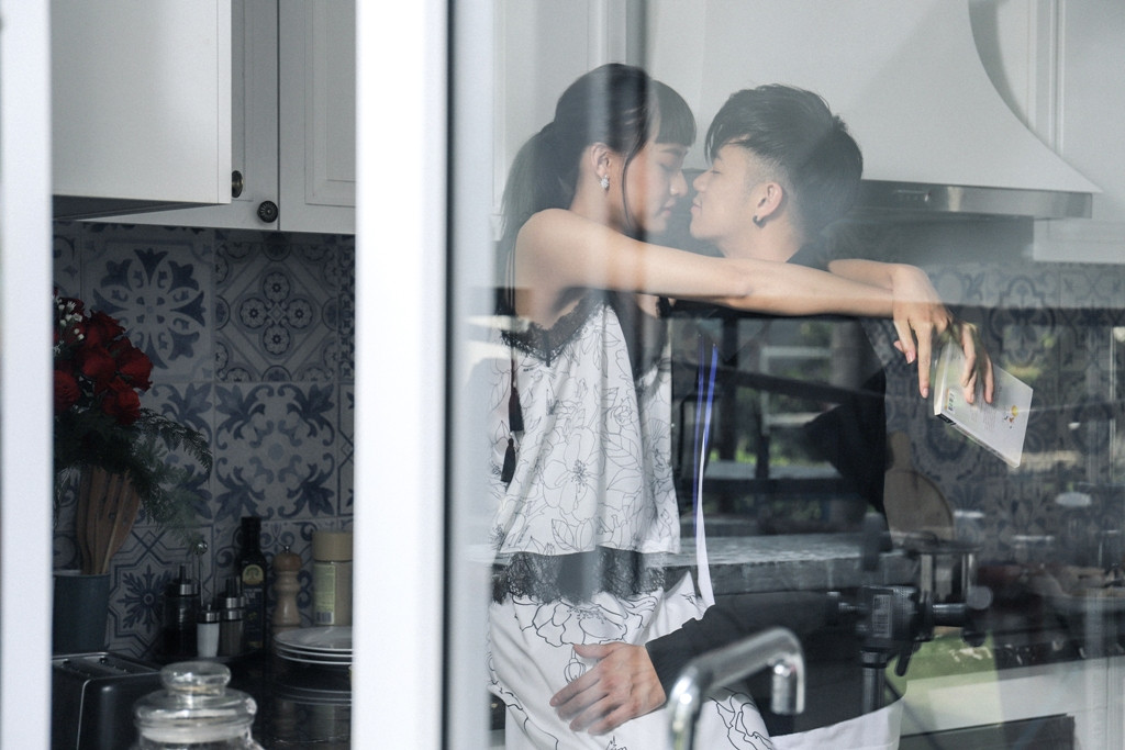 Mỗi cảnh quay trong MV lần này đều được nam ca sĩ đầu tư, chăm chút với máy quay và công nghệ chỉnh màu theo tiêu chuẩn Hollywood khiến cả MV như một tác phẩm điện ảnh đẹp lãng mạn.