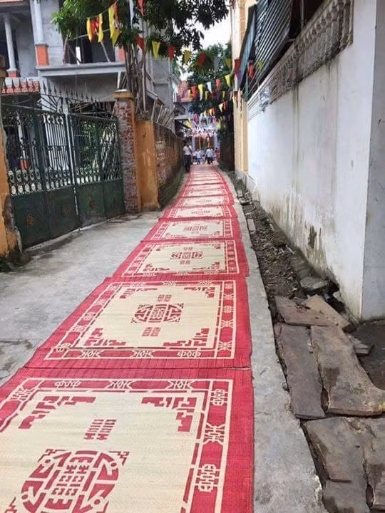 Ai cũng muốn biết lý do tại sao đám cưới này phải trải chiếu hoa trang trọng khắp ngõ xóm như vậy?