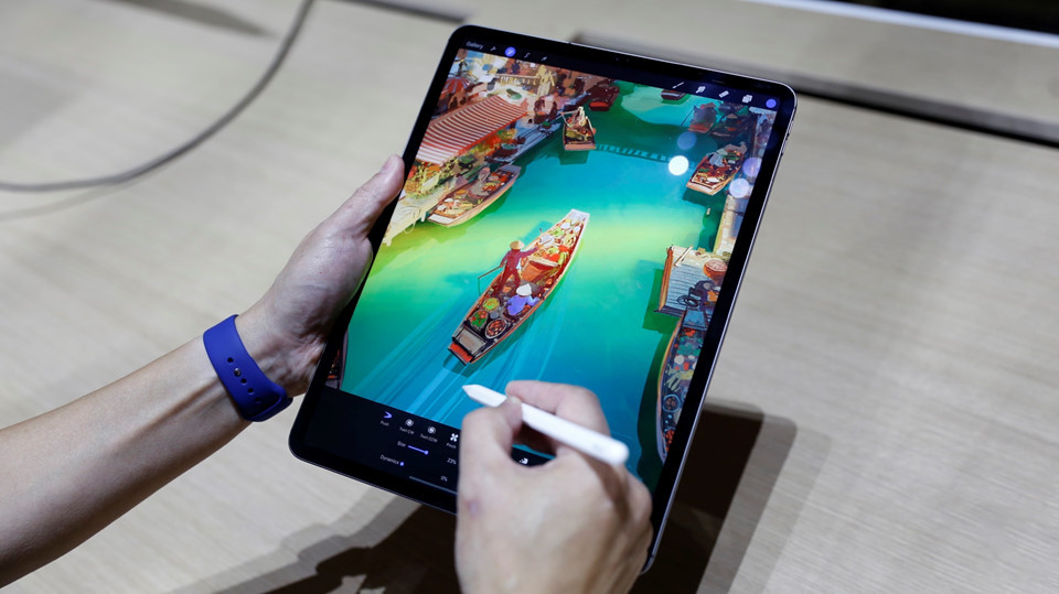 iPad Pro có giá khởi điểm từ 799 USD">799 USD cho phiên bản kích thước 11 inch và 999 USD">999 USD cho bản 12,9 inch. Máy sẽ bán ra vào ngày 7/11.