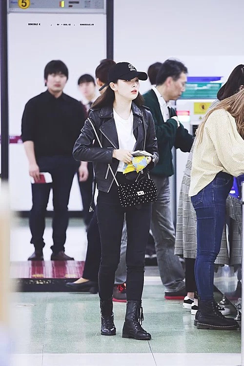 Áo thun trắng, quần skinny đen cùng áo khoác da, boots bệt và mũ lưỡi trai là combo hoàn hảo cho phong cách girl crush của nữ idol sinh năm 1996.